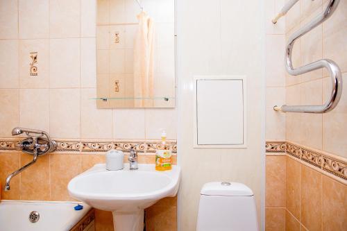 ケメロヴォにあるАпартаменты 50 Лет Октября, 24. 2+2のバスルーム(洗面台、トイレ、鏡付)