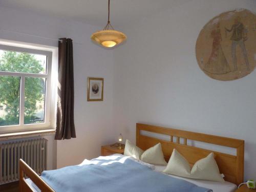 een slaapkamer met een bed en een raam bij Eifel Ferienhaus Rodershausen in Rodershausen