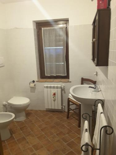 a bathroom with a toilet and a sink at La Fattoria Di Mamma Ro' in Narni