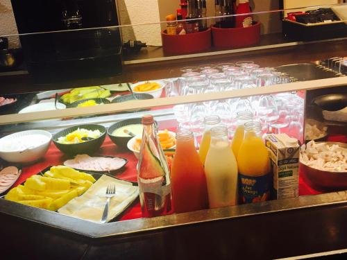 una cocina con un montón de bebidas y comida en Logis Hotel Lons-le-Saunier - Restaurant Le Grill, en Lons-le-Saunier