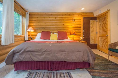 Llit o llits en una habitació de Ann Arbor Bed and Breakfast