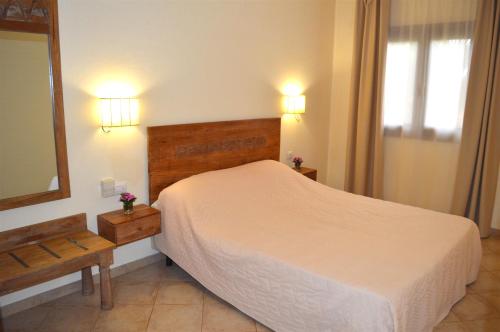 sypialnia z dużym białym łóżkiem i lustrem w obiekcie Apartment | in Tropical Resort | pool | close to beach w mieście Santa Maria
