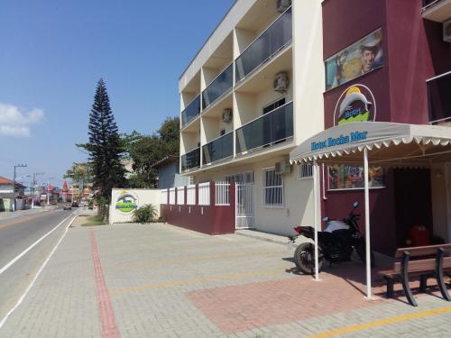 un edificio con una motocicleta estacionada al lado de una calle en Hotel Rochamar, en Penha