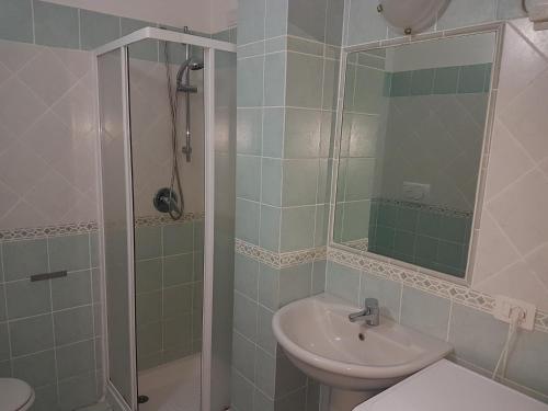 y baño con ducha, lavabo y aseo. en Appartamenti Le Gemme, en Palau