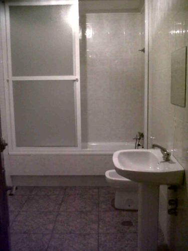 Bilik mandi di Hostal Medina