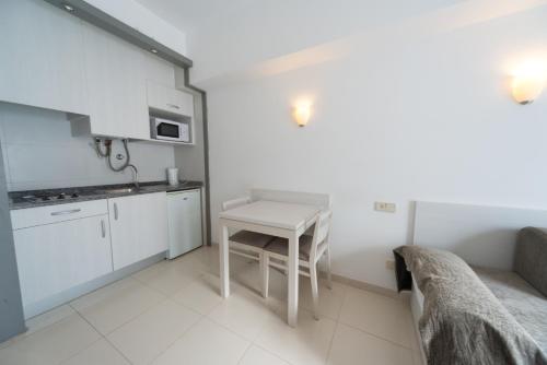 Η κουζίνα ή μικρή κουζίνα στο Apartamentos Embat