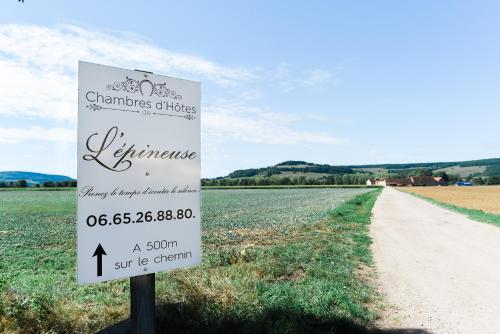 a sign on the side of a dirt road at Chambre d'hôte l'épineuse in Venarey-les-Laumes
