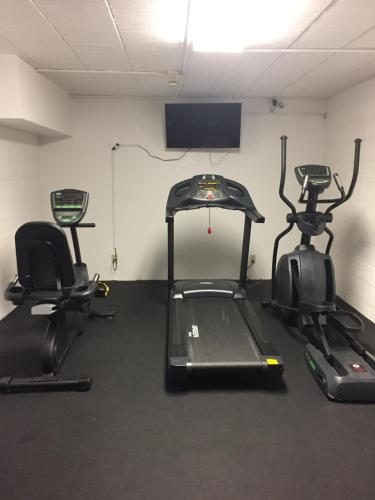 Pusat kecergasan dan/atau kemudahan kecergasan di Days Inn by Wyndham West Allis/Milwaukee