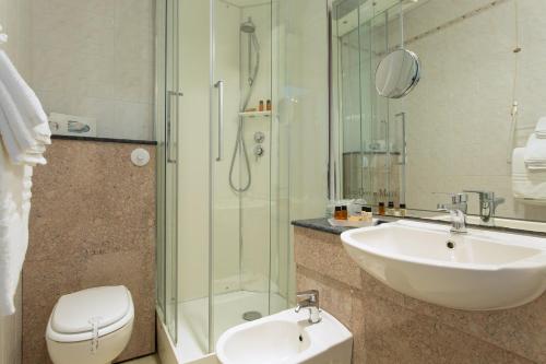 A bathroom at Hotel Croce Di Malta