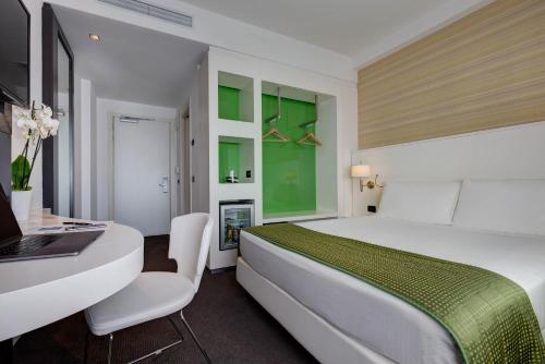 Postel nebo postele na pokoji v ubytování iH Hotels Roma Z3