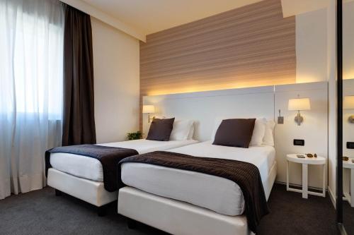 Postel nebo postele na pokoji v ubytování iH Hotels Roma Z3