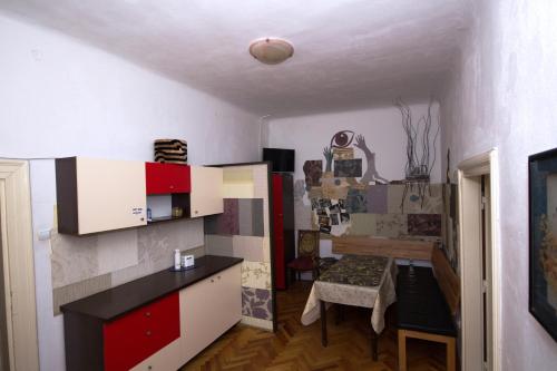 cocina y comedor con mesa y armarios en Hostel PanGeea en Sibiu