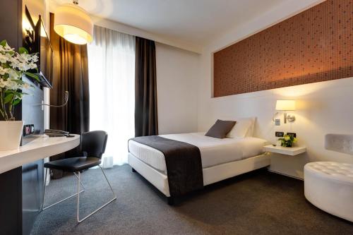 Tempat tidur dalam kamar di iH Hotels Roma Z3