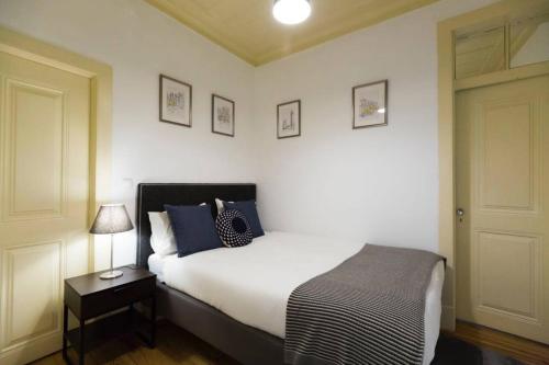 リスボンにあるOla Lisbon - Rato Iのベッドルーム(青い枕のベッド1台付)