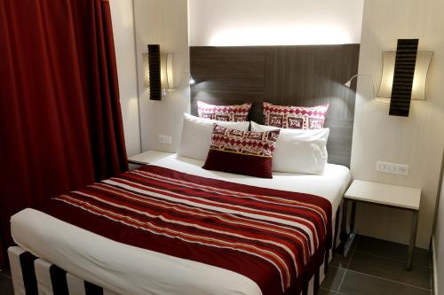 Una cama o camas en una habitación de ONOMO Hotel Lomé