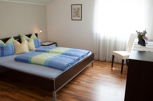 ナトゥルノにあるHaus Schweitzerのベッドルーム1室(青い掛け布団付きのベッド1台付)
