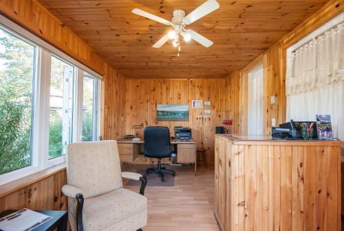 an office with a ceiling fan and a desk at Cavendish Lodge & Cottages in Cavendish
