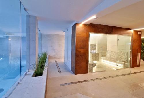 una casa con una pared de cristal y una piscina en Hotel Elite, en Caorle