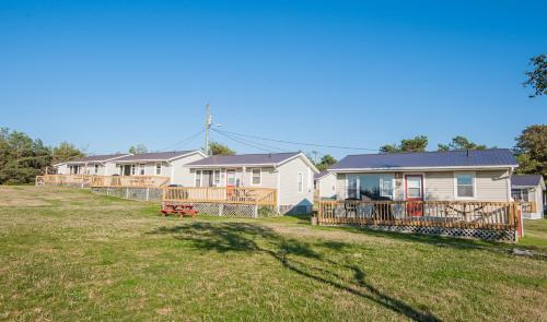 a row of houses in a yard with a yard at Cavendish Lodge & Cottages in Cavendish