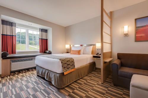 Кровать или кровати в номере Microtel Inn & Suites by Wyndham Clarion