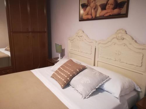 a bedroom with a white bed with a pillow at Il Cortile Della Nonna in Chieri