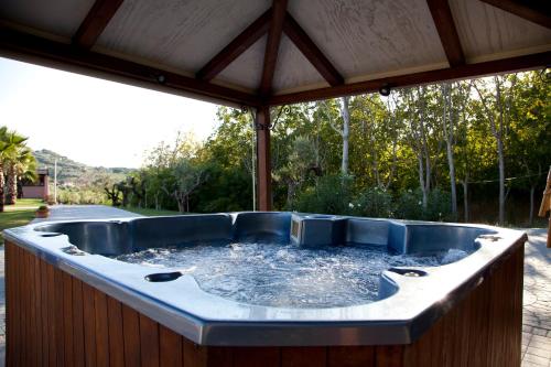 a hot tub in a gazebo at Queen Hotel in San Giovanni Teatino
