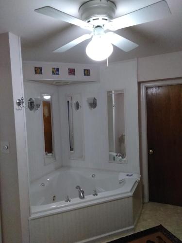 Un baño de The Cardinal Inn