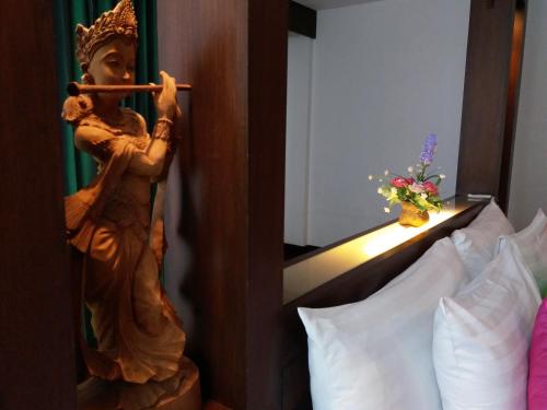 Una cama o camas en una habitación de Nicha Suite Hua Hin Hotel