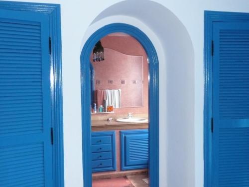 La salle de bains est pourvue d'un lavabo et d'un miroir. dans l'établissement Villa à Bouznika Bay-plage et golf, à Bouznika