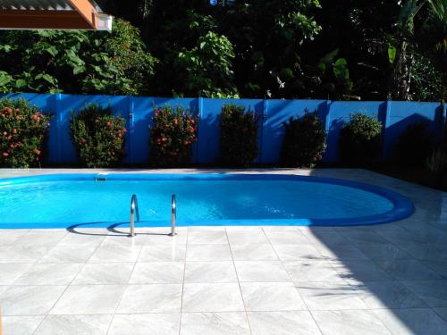 A piscina localizada em Puerto Vargas lodge ou nos arredores