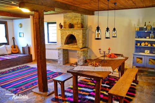コヴァチェヴィカにあるKalinia Guesthouse B&Bのリビングルーム(テーブル、暖炉付)