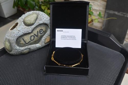 a black box with a gold bracelet and a card at Hotel Remanso in Chimbote