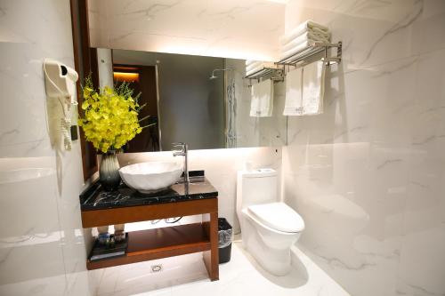 Ένα μπάνιο στο All Seasons Lodge Breakfast&Lift&Free Laundry and English Service
