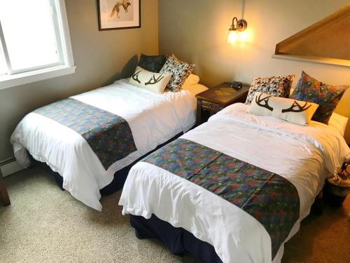 Ένα ή περισσότερα κρεβάτια σε δωμάτιο στο Breck Creekside at Wildwood Suites