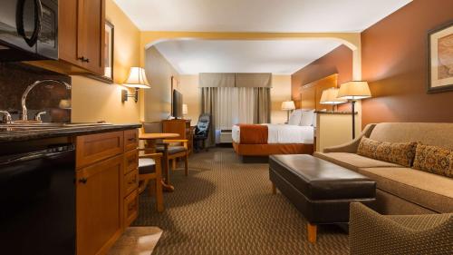 Posezení v ubytování Best Western Plus Deer Park Hotel and Suites
