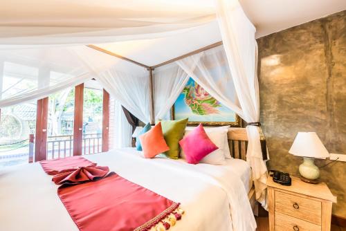 Un pat sau paturi într-o cameră la The Chaya Resort and Spa