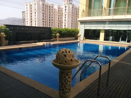 una piscina en medio de un edificio en Royal Tulip Navi Mumbai en Navi Mumbai