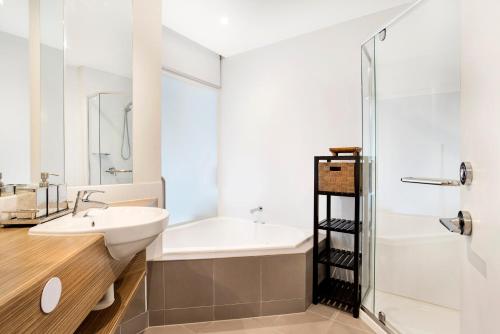 een badkamer met een wastafel en een douche bij Sur la Plage - FREE WIFI & NETFLIX in Cowes
