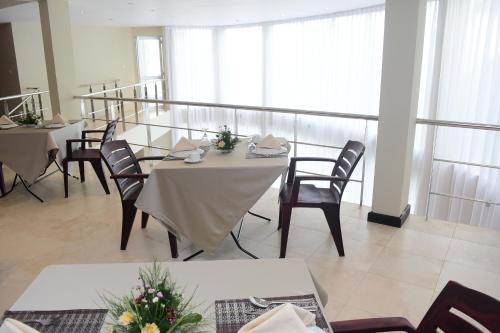 En restaurant eller et andet spisested på W Residence Kandy