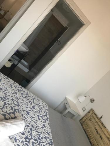 um quarto com uma cama e uma janela em Il Torrione em Tarquinia