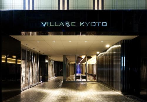 una vista de un edificio con un cartel en él en Village Kyoto en Kioto