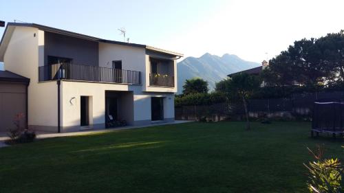 Nespecifikovaný výhled na hory nebo výhled na hory při pohledu z prázdninového domu