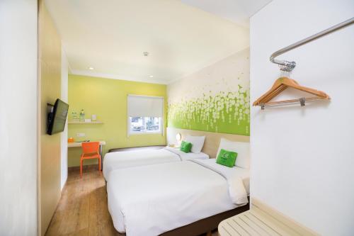 Un pat sau paturi într-o cameră la Zest Legian by Swiss-Belhotel International