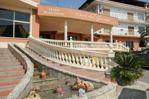 Un bâtiment avec un tas de vases devant lui dans l'établissement Hotel Casa Del Gourmet, à Siderno Marina