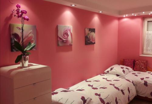 เตียงในห้องที่ ARS Apartment