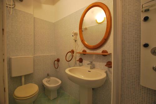 y baño con lavabo, aseo y espejo. en Lipari Monolocale centro storico, en Lipari