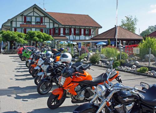 a row of motorcycles parked in front of a building at Hotel Restaurant Koi-Gartenteich in Hausernmoos