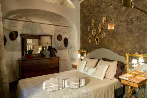 sypialnia z łóżkiem i stołem z lustrem w obiekcie L'8 Boutique Design Apartments w Bolonii