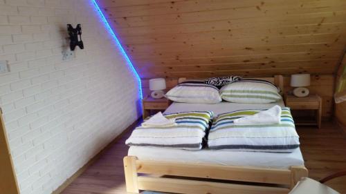 Cama o camas de una habitación en Domki Zielony Raj Rabka- Zdrój