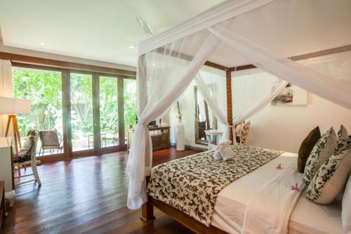 Ένα ή περισσότερα κρεβάτια σε δωμάτιο στο Kamehameha Luxury Villa